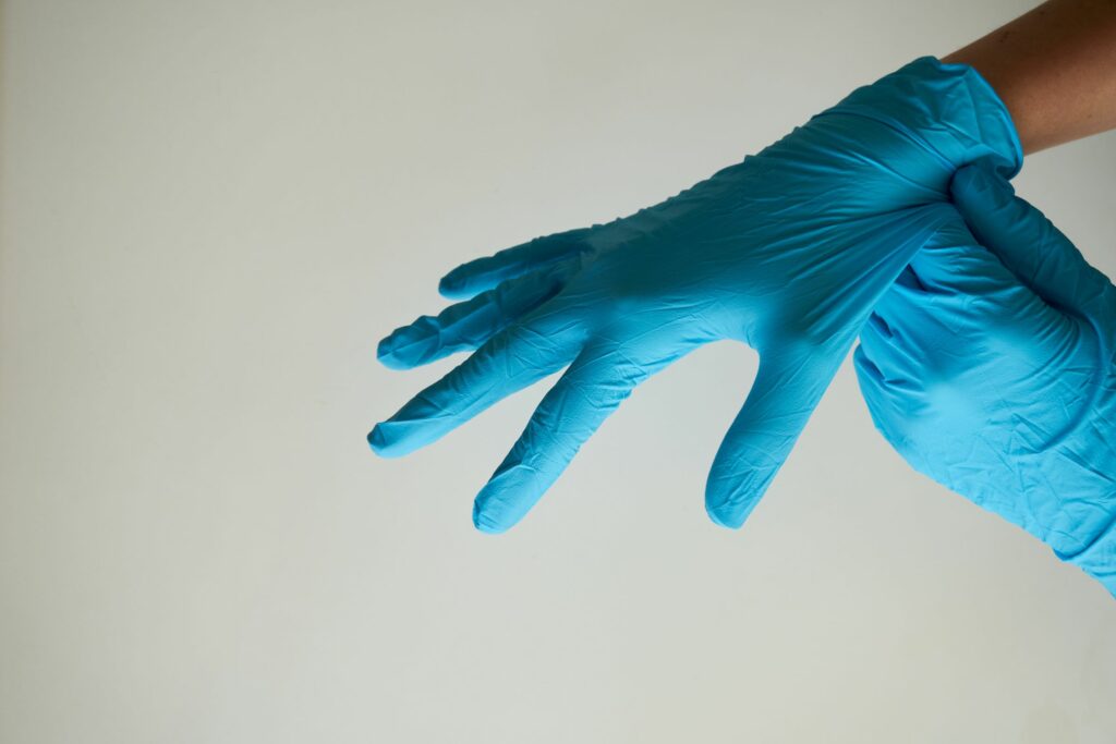 Handschuhe zum Schutz beim Lichtschalter montieren