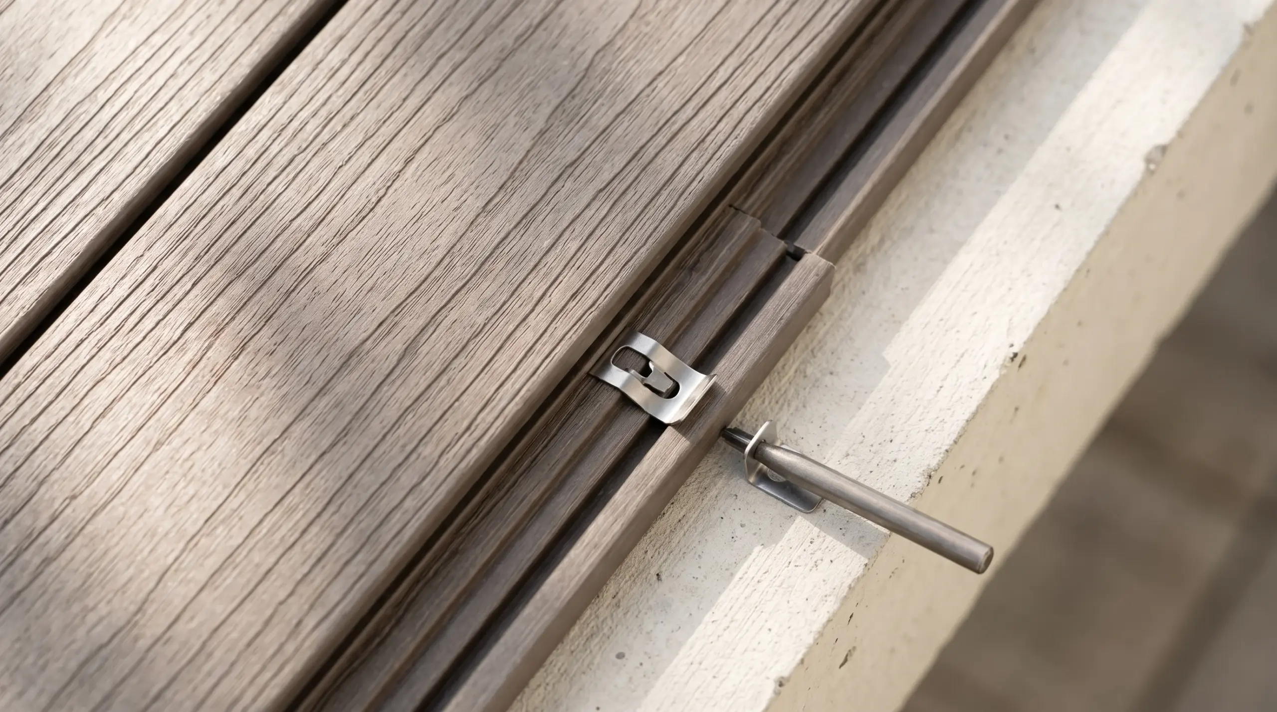 Terrassendielen verlegen – Detailansicht Clip-Befestigung zwischen WPC-Dielen