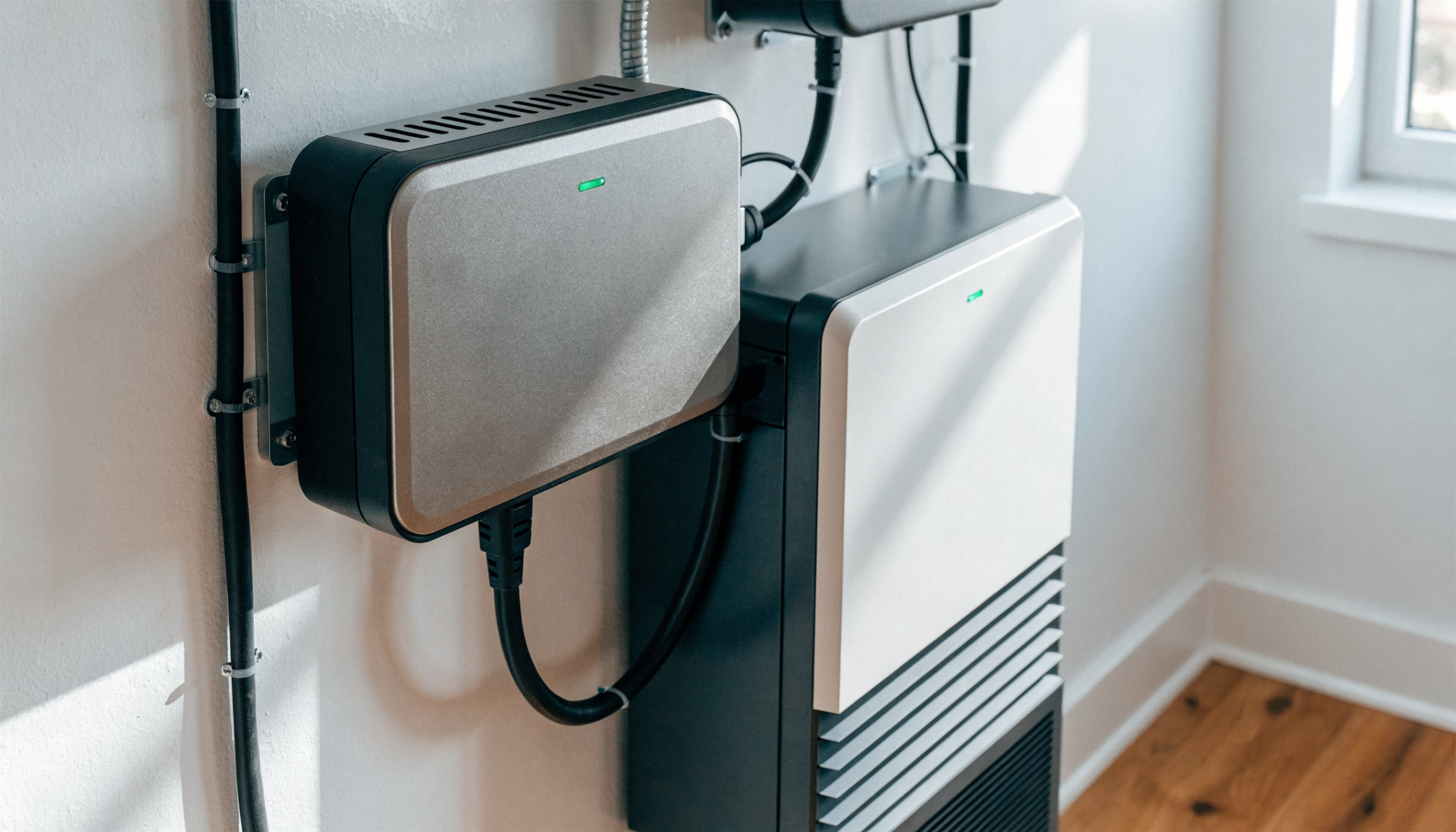 Photovoltaik Wechselrichter und Batteriespeicher – professionelle Wandmontage