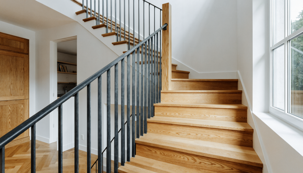 Treppe renovieren Kosten 2026 – renovierte Holztreppe im modernen Eigenheim